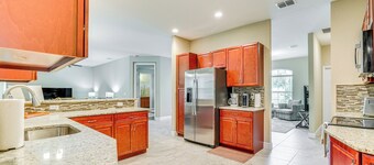 5 Mi to Weeki Wachee Springs! Poolside Retreat
