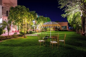 Outdoor dining - NINE PALMS RESORT (Jaipur)