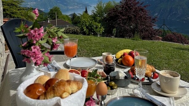 Ein Frühstückstisch mit Blick auf die Berge.