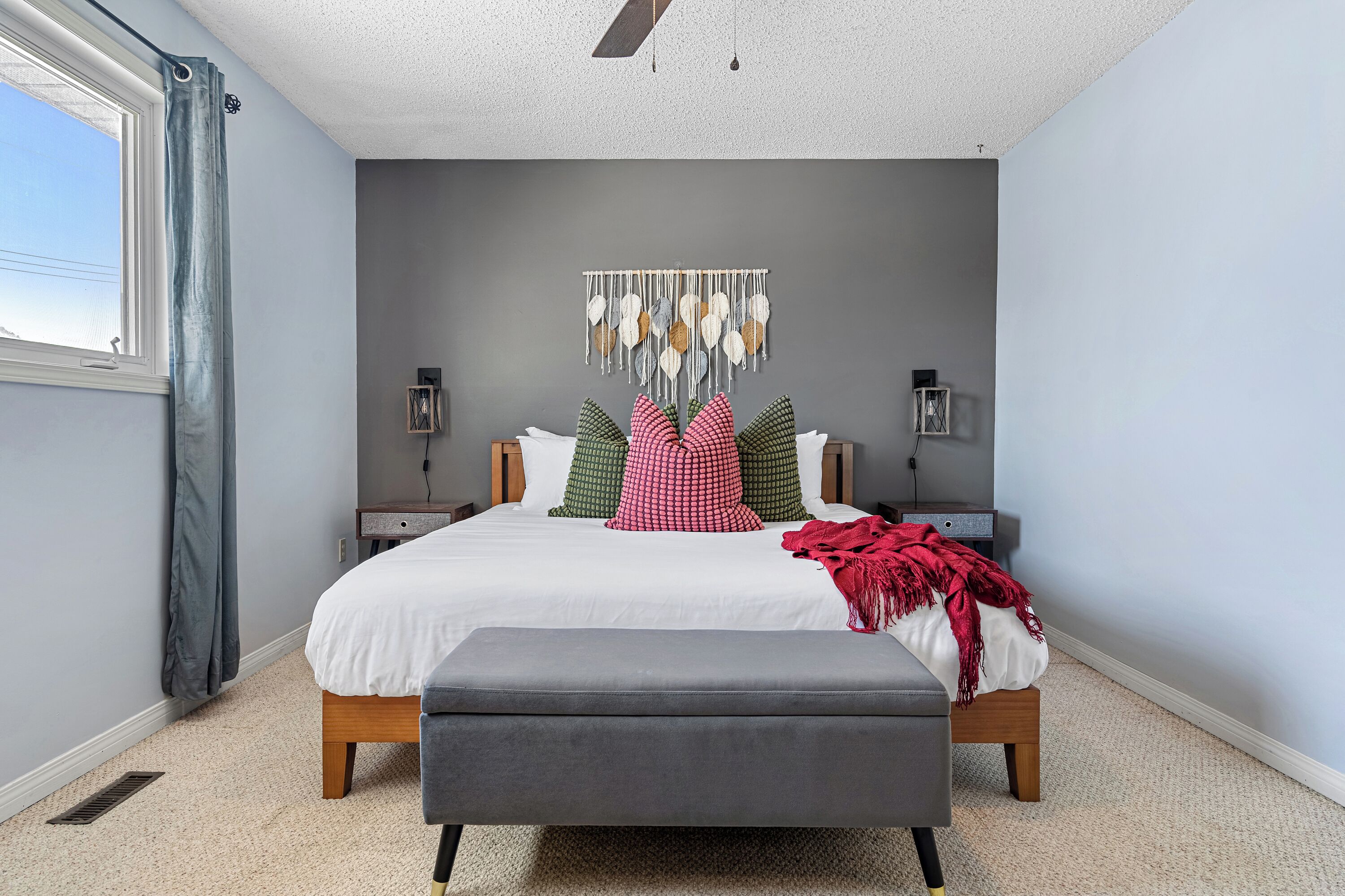 5 chambres, coffres-forts dans les chambres, bureau