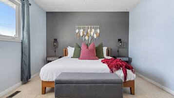 5 soveværelser, pengeskab på værelset, skrivebord, strygejern/strygebræt