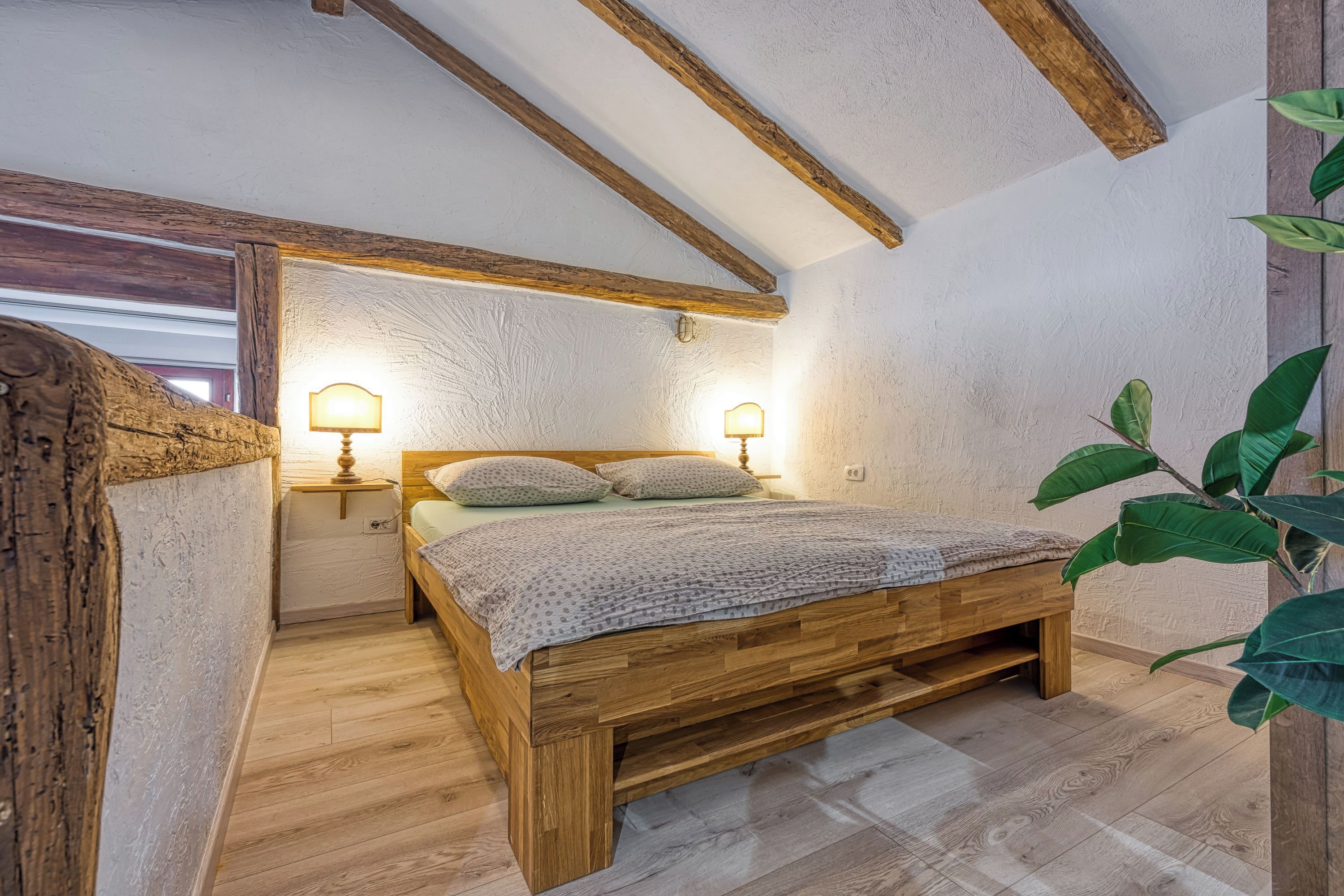 1 habitación, espacio para trabajar con laptop y ropa de cama 