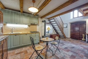 Jääkaappi, liesi, keittoastiat/astiat/ruokailuvälineet, pakastin