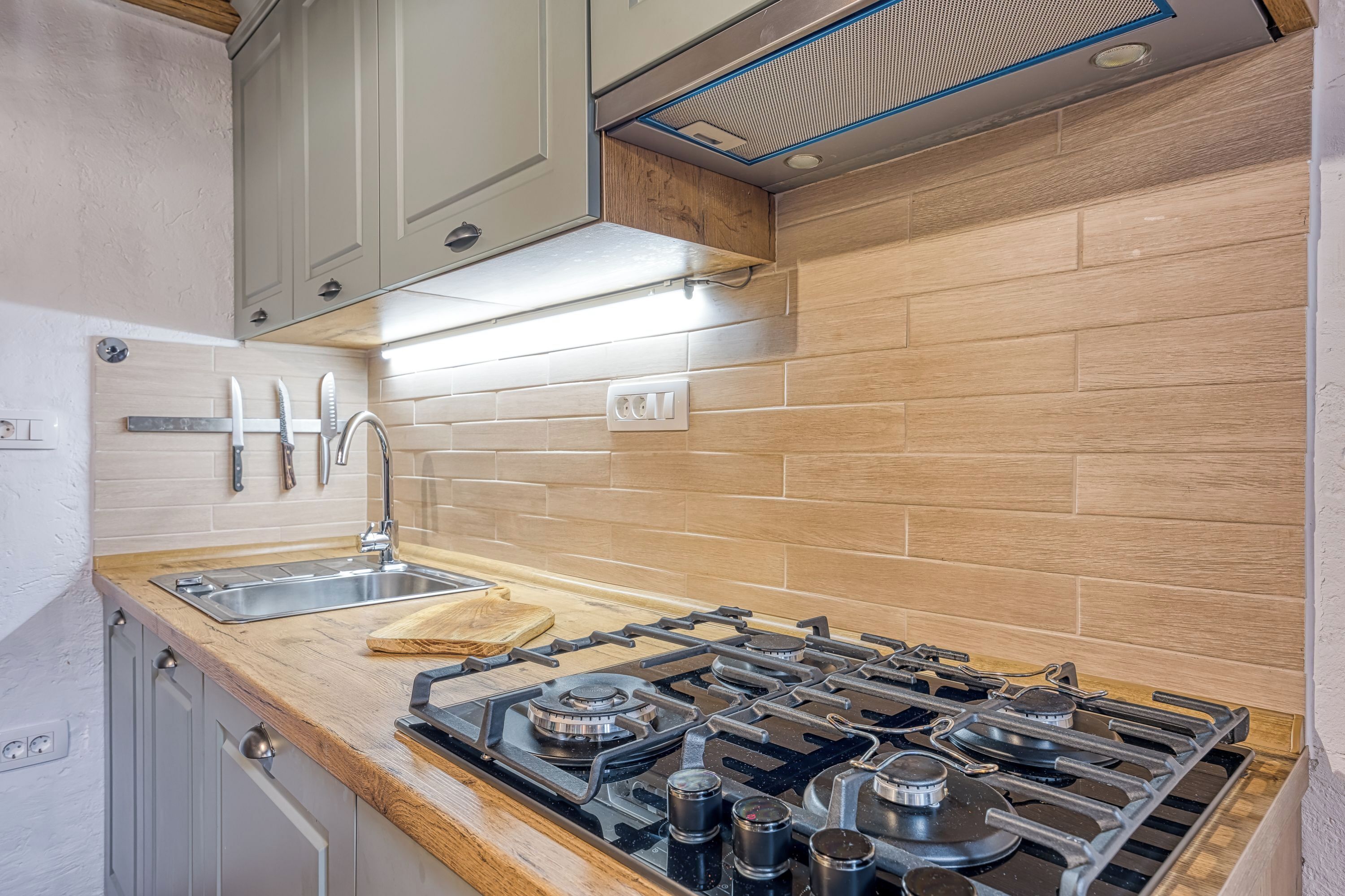 Refrigerador, parrilla de estufa, utensilios de cocina y congelador 