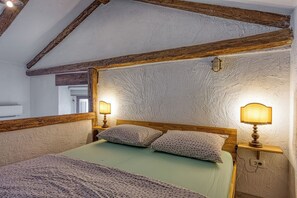 1 sovrum, arbetsyta för laptop och sängkläder