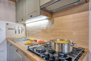 ثلاجة، موقد طهي مسطح، مستلزمات طهي/أطباق/أوعية، مجمّد