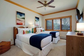 5 bedrooms, desk, iron/ironing board, travel crib