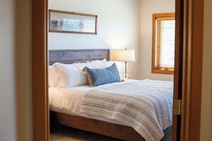 5 habitaciones, escritorio y tabla de planchar con plancha