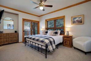 5 bedrooms, desk, iron/ironing board, travel crib