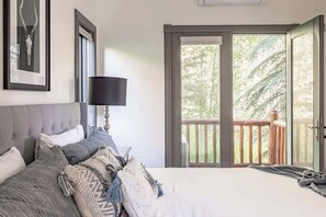 4 habitaciones, escritorio y tabla de planchar con plancha 