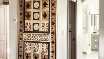 4 quartos, escrivaninha, ferros/tábuas de passar roupa, berço de viagem