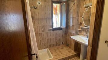 Douche, sĂšche-cheveux, serviettes fournies, savon