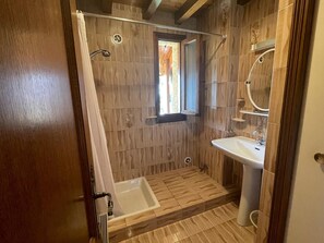 Shower, hair dryer, towels, soap - Chalet à la Montagne (Laye)