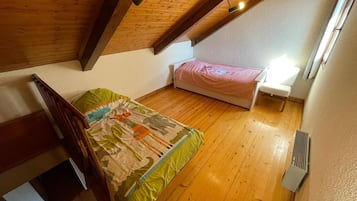 4 室のベッドルーム、旅行用ベビーベッド、WiFi、ベッドシーツ