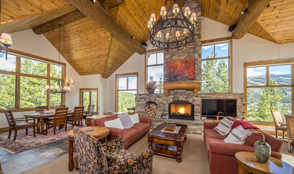 Televisión, chimenea, estéreo, impresora