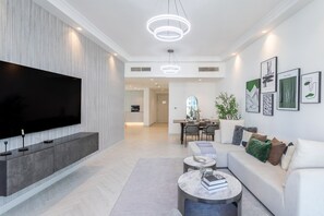 Smart TV - Marinascape Oceanic - Luxurious Two Bedroom (Dubai Marina)