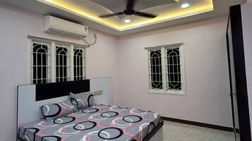 5 bedrooms, WiFi, bed sheets