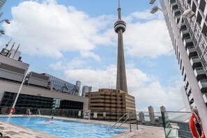 Outdoor pool - GLOBALSTAY. Luxury 3 Bedroom, Beside CN Tower (Toronto/Canada)