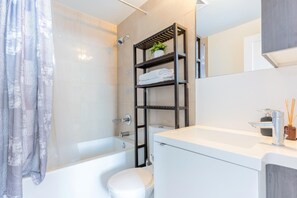 Shower, hair dryer, towels, soap - GLOBALSTAY. Luxury 3 Bedroom, Beside CN Tower (Toronto/Canada)