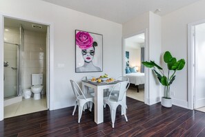 Dining - GLOBALSTAY. Luxury 3 Bedroom, Beside CN Tower (Toronto/Canada)