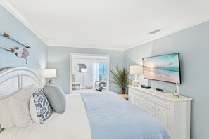 2 bedrooms, free WiFi, bed sheets - Newly Remodeled Beachfront Unit! Spectacular Sunsets and direct beach access! Call to book your Fall vacation! (Bradenton Beach)