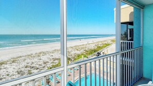 Ein Balkon mit Blick auf Strand und Pool.