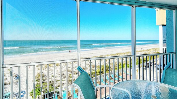 Ein Balkon mit Blick auf Strand und Meer.