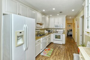 Fridge, microwave, oven, stovetop - New to Rental Market! Beachfront, sunsets and waves! Call today while Fall and Winter bookings are still available! (Bradenton Beach)