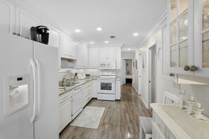 Fridge, microwave, oven, stovetop - Beachfront paradise with direct beach access! (Bradenton Beach)