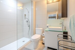 Shower, hair dryer, towels, soap - GLOBALSTAY. High Floor 1 Br in the Heart of DT (Toronto/Canada)