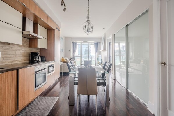 冷蔵庫、電子レンジ、オーブン、コンロ