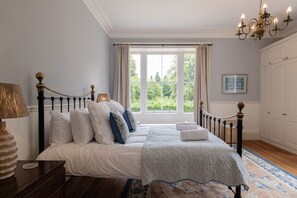 3 quartos, escrivaninha, ferros/tábuas de passar roupa