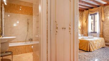 Basic Triple Room | Bathroom | Bidet, towels, soap, shampoo