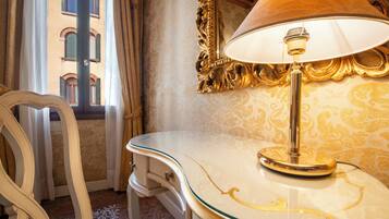 Basic-Dreibettzimmer | Schreibtisch, Babybetten, kostenloses WLAN, Bettwäsche