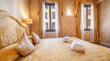 Basic-Dreibettzimmer | Schreibtisch, Babybetten, kostenloses WLAN, Bettwäsche