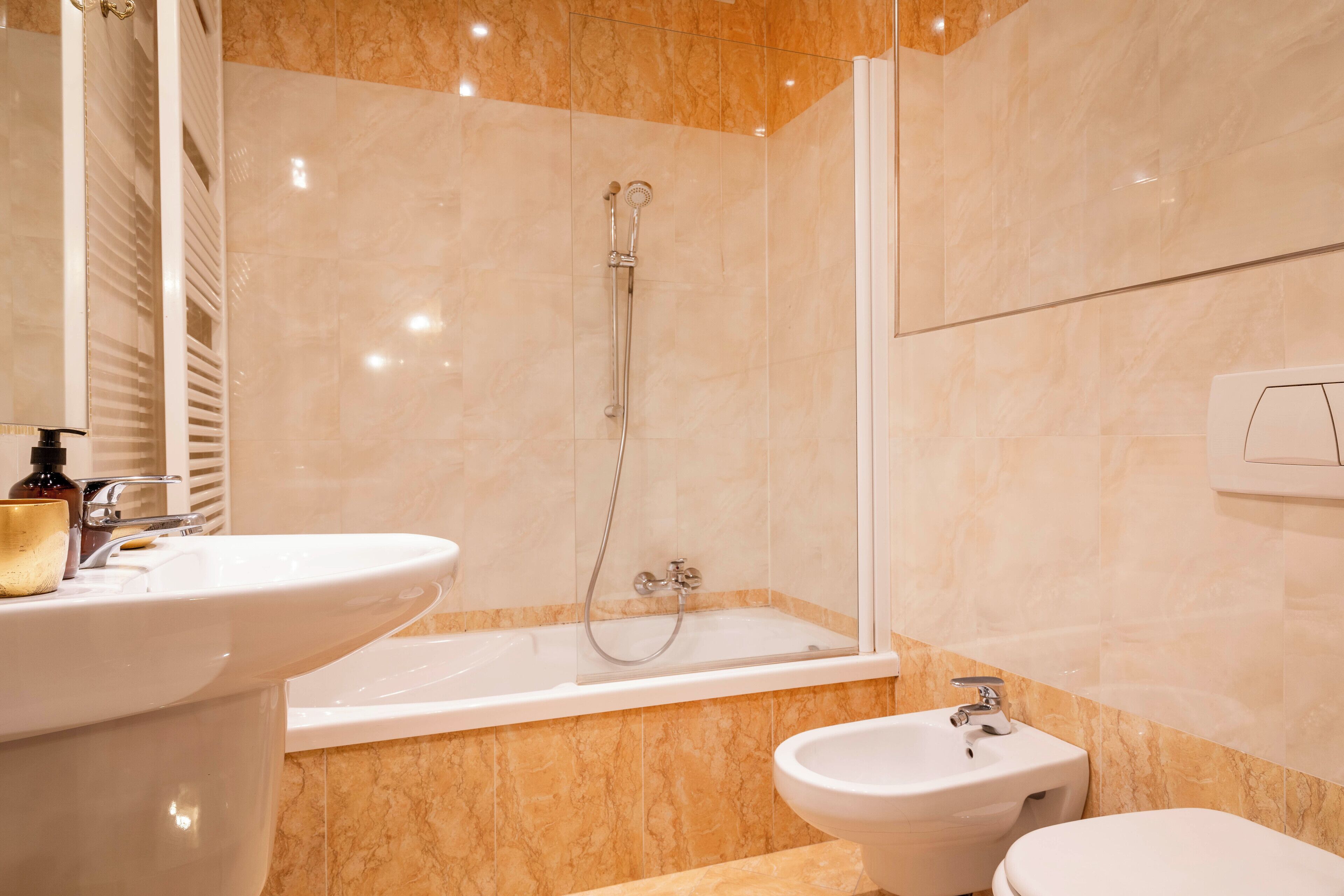 Un baño moderno con lavamanos, bidé y bañera.