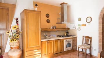 Apartment, 2 Bedrooms, Ground Floor | Private kitchen | Stovetop