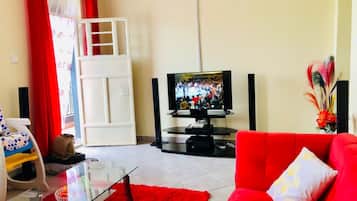 Appartement Confort, balcon, vue ville | Coin séjour | TV connectée de 24 pouces avec chaînes numériques