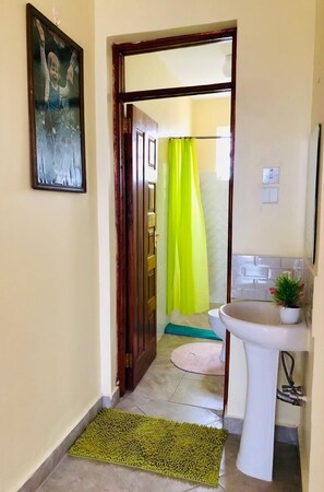 舒適公寓, 陽台, 城市景觀 | 浴室 | 免費盥洗用品、拖鞋、毛巾、肥皂