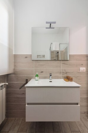 Sèche-cheveux, serviettes fournies, savon, papier toilette