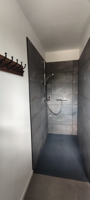 Douche, sèche-cheveux