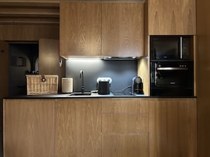 Refrigerador, microondas, placa de cocina, lavavajillas