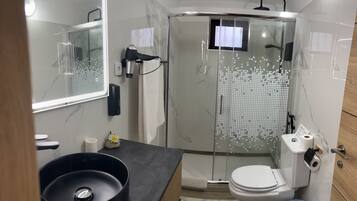 Ducha, secador de pelo, toallas y jabón