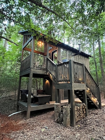 Property grounds. Holly Trail Treehouse in Anderson w/WIFI, AC, Smart TV, Full Bath and washer