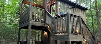 Holly Trail Treehouse in Anderson w/WIFI, AC, Smart TV, Full Bath and washer