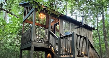 Holly Trail Treehouse in Anderson w/WIFI, AC, Smart TV, Full Bath and washer