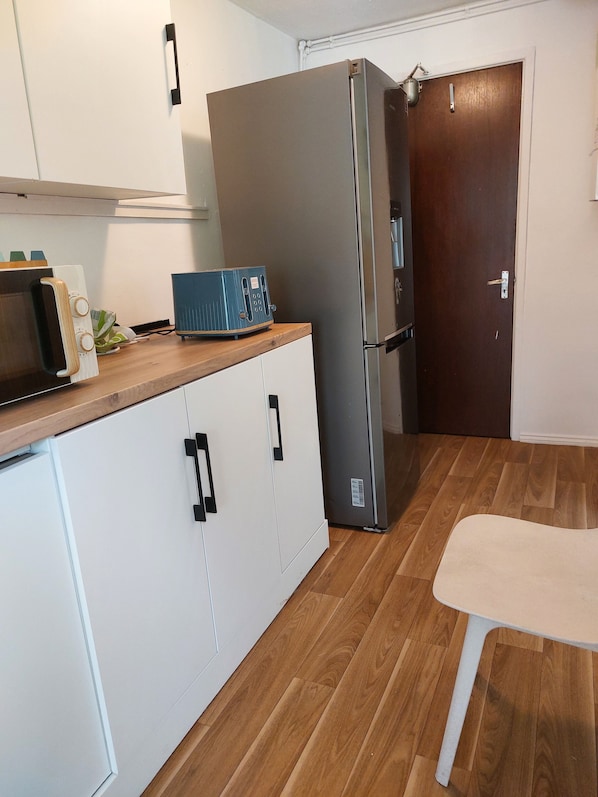 Maison | Cuisine privée | Réfrigérateur, micro-ondes, four, plaque de cuisson