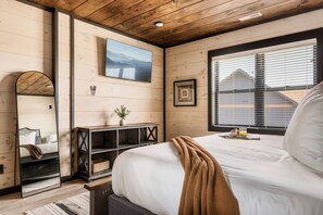 5 bedrooms, desk, iron/ironing board, travel cot - Lux Cabin~5B~Indoor Pool, WaterPark, Hot Tub, Game Room, Home Theatre, Sleeps 18 (Pigeon Forge)