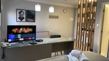 Cofres nos quartos, ferros/tábuas de passar roupa, Wi-Fi de cortesia