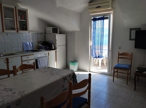 Apartment (Two Bedroom Apartment with Sea View a) | Private kitchen
